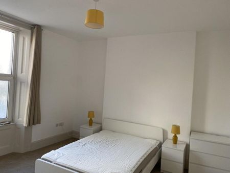 1 bedroom in a house share to rent - Photo 2