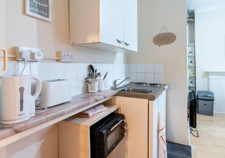Studio Flat, Stanley Gardens, NW2 - Photo 2