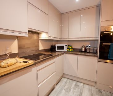 Great Central Location Near the High Street Room 2 - Photo 4