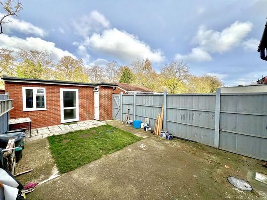 4 bedroom end of terrace house to rent - Photo 1