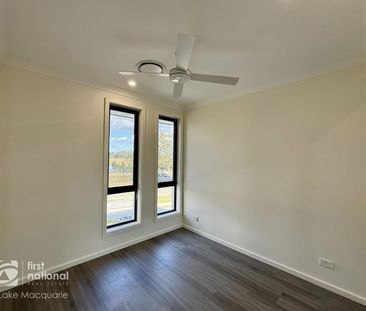 BRAND NEW MODERN FAMILY HOME - Photo 4