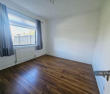 5 bedroom semi-detached house to rent - Photo 4