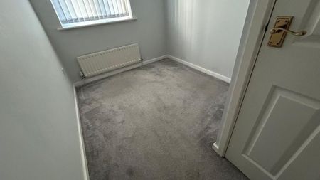 4 bedroom detached house to rent - Photo 3