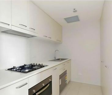 Luxurious Brisbane CBD Apartment with High-End Features - Photo 3