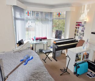 4 bedroom House in Becketts Park Crescent, Leeds - Photo 6