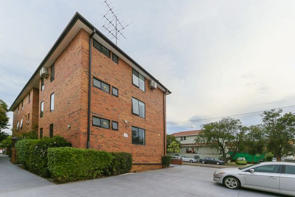 Large Ground Floor apartment with 2 Car spaces - Photo 1