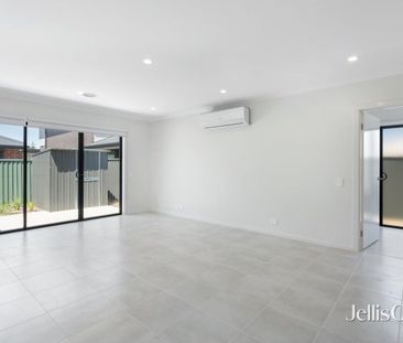 Charming two-bedroom home in beautiful Lake Gardens - Photo 1