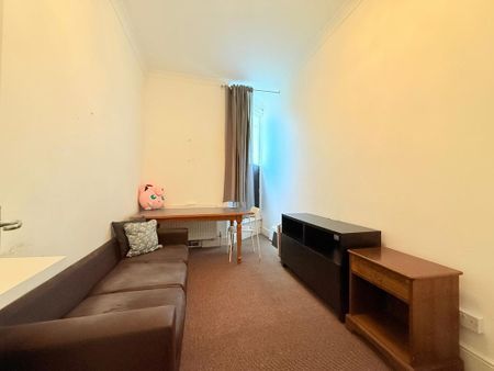 2 bedroom ground floor flat to rent - Photo 3