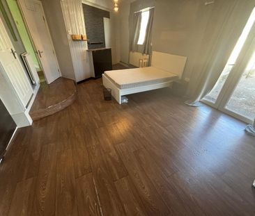 1 bedroom in a flat share to rent - Photo 3