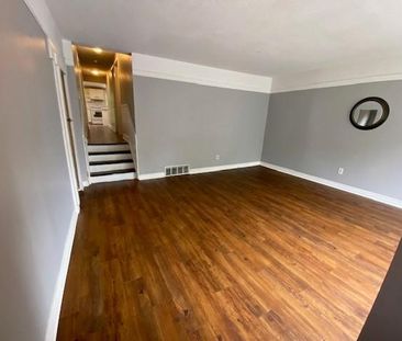 38 Calderwood Drive - Upper - 4 bed, 1 bath - STUDENTS - Photo 2