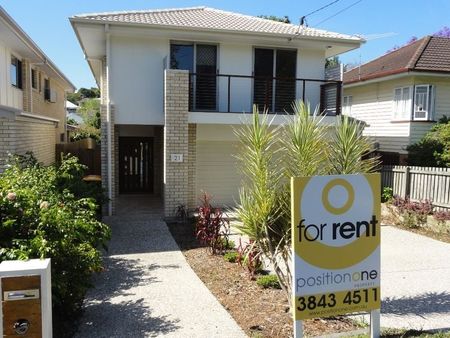 Spacious Family Home in Quiet Tree Lined Street! - Photo 2