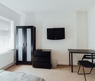1 bedroom in a house share to rent - Photo 4