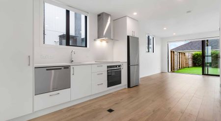 Modern 2022 built 2 bed, 2 bath with carpark - Photo 5