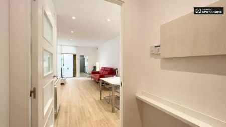 Rooms for women for rent in 5-bedroom apartment in La Sagrada Família - Foto 3