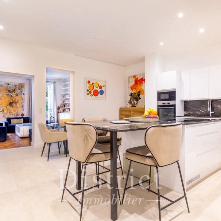 Appartement • Saint Philippe du Roule - Photo 1