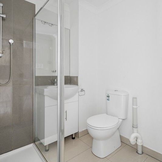 Convenient Low Maintenance 2 Bedroom Apartment in Prime Location! - Photo 1