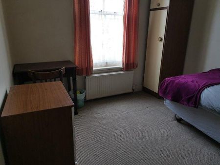 1 bedroom in a house share to rent - Photo 3