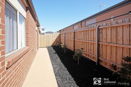 Modern 4 Bedroom Home - Photo 5