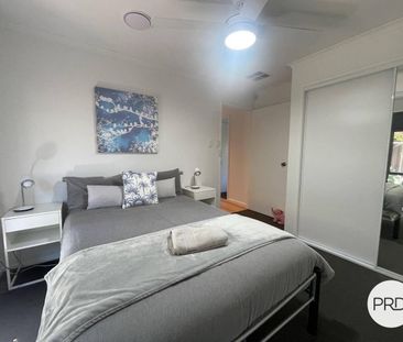 CHARMING 3 BEDROOM FULLY FURNISHED HOME! - Photo 2