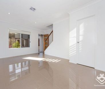 MODERN STYLISH 3 BED TOWNHOUSE IN GREAT LOCATION - Photo 1