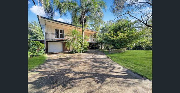 Spacious Family Home in Leafy Cul-de-sac, with Pool! - Photo 1