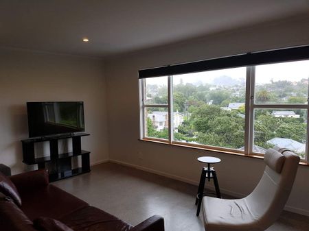 Charming 3-Bedroom Upstairs Apartment with Stunning Views in Remuera - Photo 3