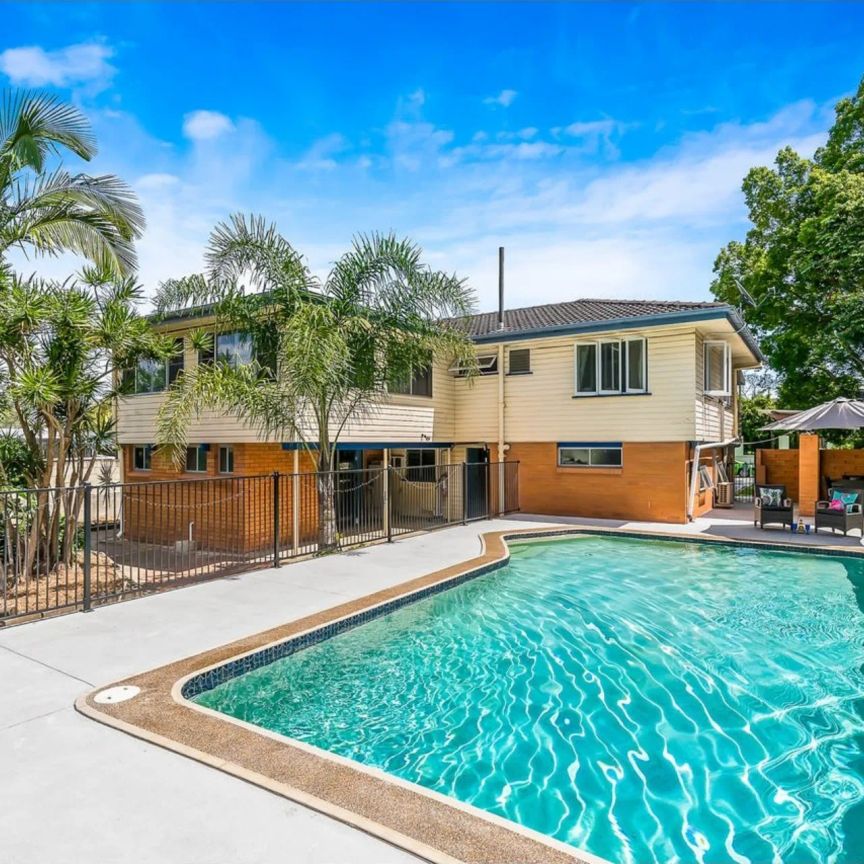 Spacious 3-Bedroom Family Home with Pool & Entertaining Areas - Photo 1