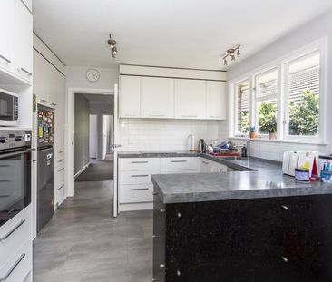 Charming 3 Bedroom Family Home - Photo 5