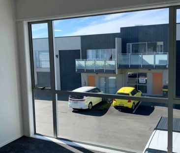 Ideal lock up and leave 3 bedroom apartment - Photo 2