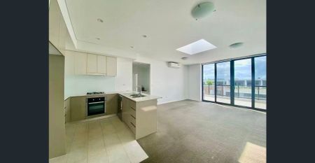 X Large Balcony TOP Floor Apartment - Photo 4