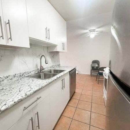 2 Bedroom + 1.5 Bathroom - Fully Renovated unit - Photo 1