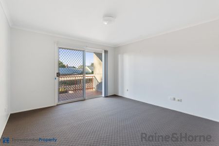 Quality, Comfort & Security! Beautifully appointed townhouse nestled in popular Centenary Heights! - Photo 2