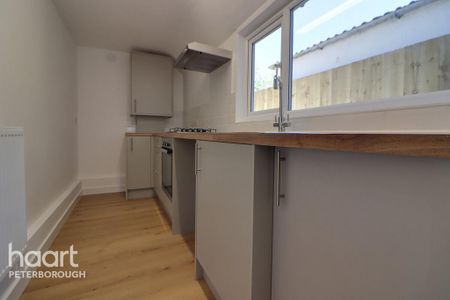 3 bedroom terraced house to rent - Photo 5