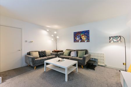 A Spacious and Modern One Bedroom Apartment in a Portered Building - Photo 2