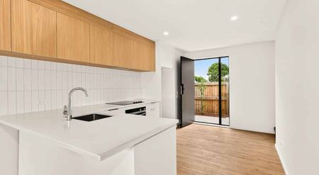 Modern, High spec Townhouse with Private Master Ba - Photo 2