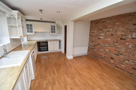 4 bedroom detached house to rent - Photo 4