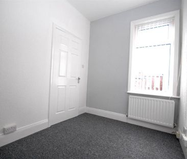 3 bedroom flat to rent - Photo 3