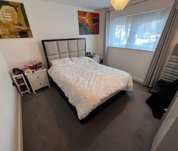 Richard Lewis Way, Solihull, Shirley - Photo 4