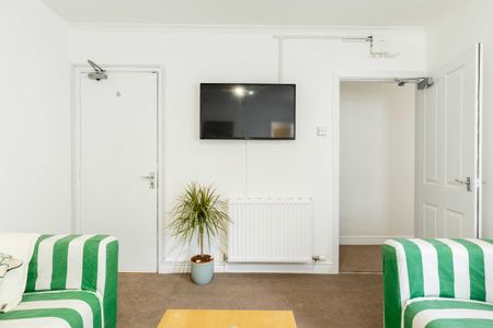 Room 1 - Photo 3