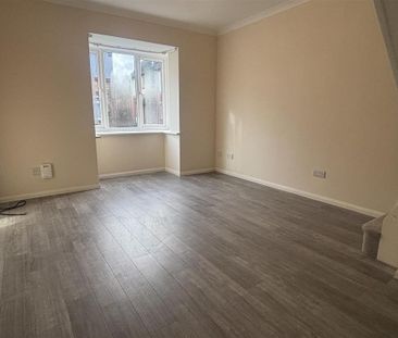 2 bedroom end of terrace house to rent - Photo 2