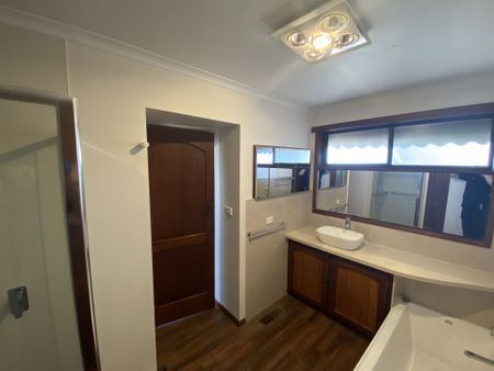 14 Yvonne Street, Wendouree - Photo 4