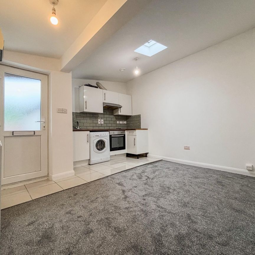 2 Bedroom Flat To Let - HP11 - Photo 1