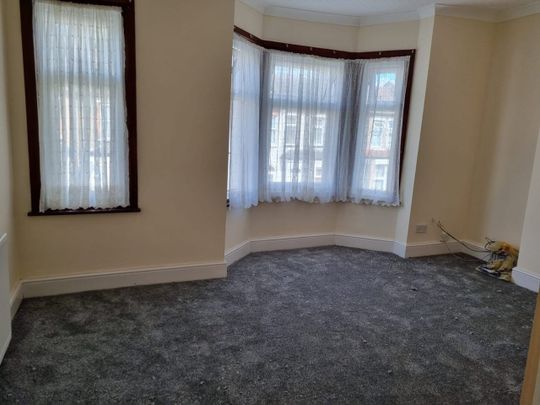 3 Bed Flat, Grosvenor Road, E6 - Photo 1