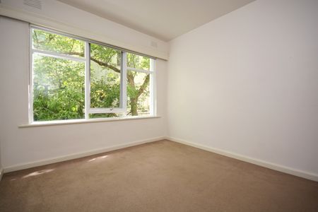 Spacious and sunlit... - Photo 2