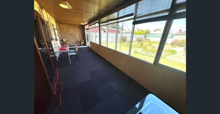 FOR RENT – Renovated 3-Bedroom Family Home with Beautiful Rose Gardens Opposite Oval/Playground - Photo 3