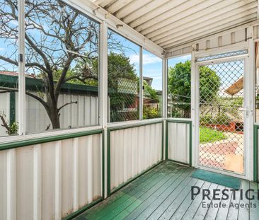 Spacious Family Residence! - Photo 2