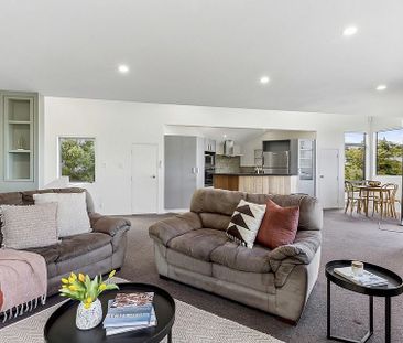 Spacious sunlit 3 bedroom home with stunning views - Photo 1