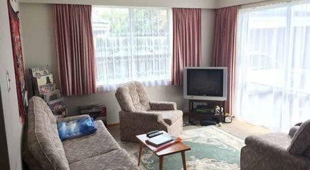 Cozy & Convenient Living in Fenton Park – Fully Fenced 2-Bedroom Home! - Photo 3