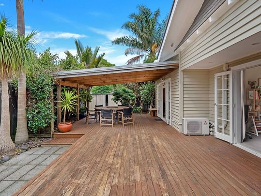 Modern Character - Photo 1