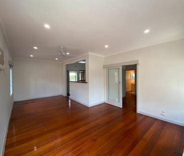 Great Location, Three bedroom home - Photo 5